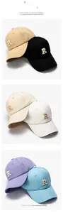 Detailansicht von sechs Baumwoll-Baseballkappen mit bestickten R-Patches in versch. Farben