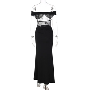 Vue détaillée du dos d'une robe de soirée noire en dentelle avec dos nu sur un mannequin