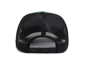 Vista posteriore di un cappello trucker in mesh con chiusura snapback regolabile