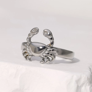 Bague crabe en acier inoxydable avec finition argent poli sur pierre blanche texturée