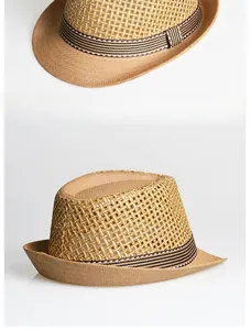 Détail d'un chapeau de paille classique avec un tissage aéré et un ruban rayé élégant