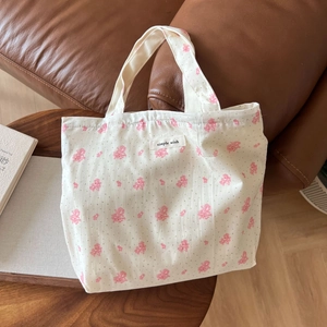 Detail von kleinem Blumendruck auf beigem Baumwoll-Shopper mit Simple Wish Label