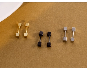 Trois paires de boucles d'oreilles carrées en or, noir et argent sur fond velours
