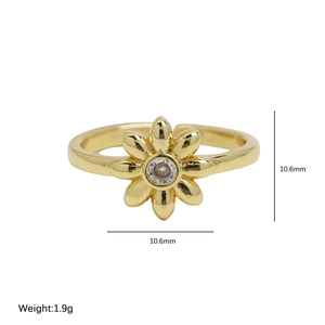 Macro detail of 18k gold flower ring showing 10.6mm dimensions and 1.9g weight