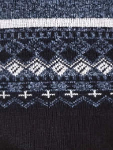 Gros plan du motif jacquard géométrique bleu marine et blanc sur ce cardigan en maille d'hiver