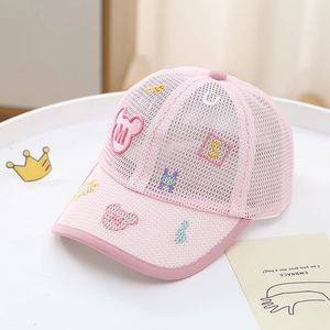Dettaglio cappellino a rete rosa con toppa a forma di orso e lettera M per bambini