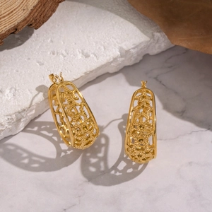 Boucles d'oreilles vintage en acier inoxydable doré avec motifs étoiles évidés