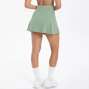 Vista posteriore della gonna da tennis verde chiaro a vita alta con pantaloncini