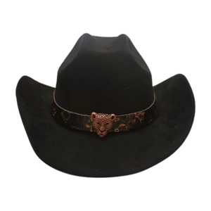 Dettaglio cappello cowboy in feltro nero con tesa curva e fibbia a testa di leopardo