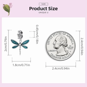 Comparaison de taille d'un pendentif libellule en argent 925 émaillé bleu avec une pièce