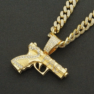 Collier avec pendentif pistolet doré serti de strass et gravure PAC sur chaîne cubaine