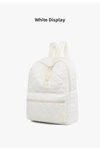 Vista lateral detallada de una mochila acolchada blanca con tiradores de cremallera trenzados