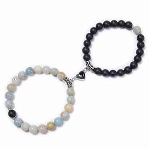 Détail du fermoir magnétique en cœur reliant les bracelets en perles de pierre naturelle