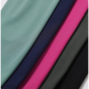 Vue macro du tissu tricoté extensible et des coutures de la veste de sport
