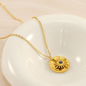 Collier à pendentif étoile du nord avec pierre bleue sur disque doré et plateau