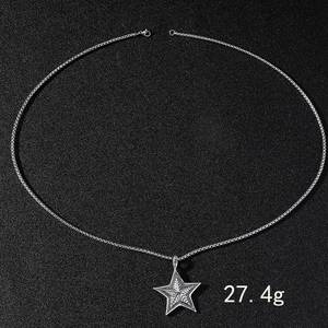 Détail de la chaîne en acier pour homme avec pendentif étoile texturé pesant 27,4 grammes