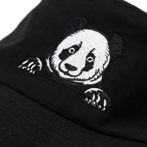 Bob en coton noir avec une broderie réaliste de panda géant sur le devant du chapeau