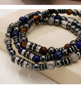 Gros plan sur un bracelet triple rang en oeil de tigre, lapis lazuli et pierre de carte