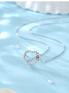 Detailansicht der S925 Sterling Silber Herz Halskette mit schimmerndem Moissanit Stein