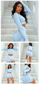 Vue détaillée de l'ensemble de sport bleu clair sans couture avec maille respirante et short
