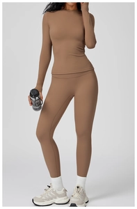 Ensemble de yoga marron deux pièces avec haut à manches longues et legging taille haute