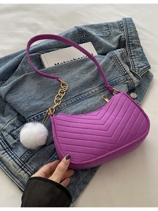 Sac sous le bras chic en feutre violet à matelassage en V avec pompon blanc et chaîne
