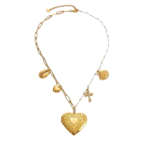 Collier trombone doré avec breloques cœur, croix, coquillage et perles blanches