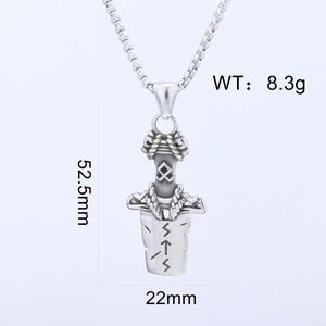 Dettaglio del ciondolo spada Viking Odin con dimensioni 52,5 mm e simboli runici