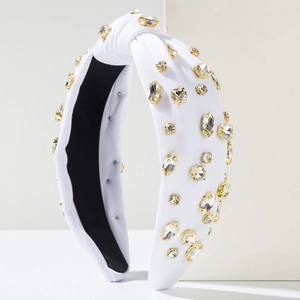 Détail du serre-tête noué blanc avec des strass étincelants sertis sur le tissu