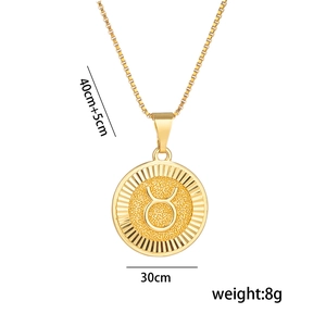 Détail du collier signe du zodiaque Taureau doré avec chaîne 40cm et pendentif disque