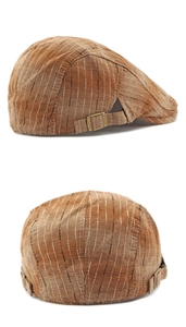 Détail d'une casquette gavroche rayée marron avec boucle réglable en métal bronze