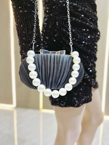 Elegante schwarze gefaltete Abendtasche mit Perlengriff und goldener Kettenriemen