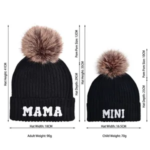 Berretti in maglia coordinati genitore-figlio con ricamo MAMA MINI e pompon in pelliccia