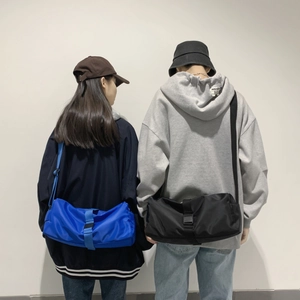 Vue détaillée de sacs de voyage en nylon bleus et noirs portés par des mannequins sur blanc