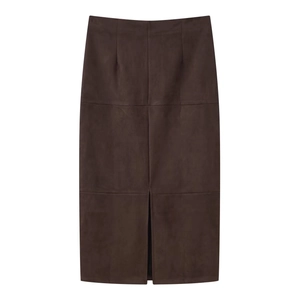 Détail de la jupe midi marron foncé en daim à taille haute avec fente sur le devant