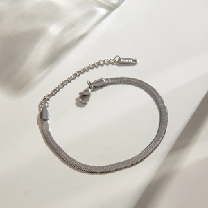 Gros plan du bracelet chaîne serpent en acier inoxydable argenté avec fermoir mousqueton