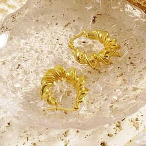Elegante goldene gedrehte Creolen mit strukturierter Spirale und Klickverschluss