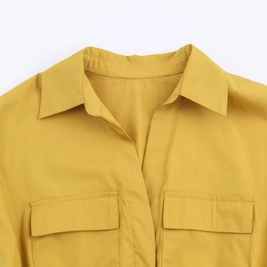 Robe midi en popeline jaune gingembre avec col détaillé et deux poches poitrine