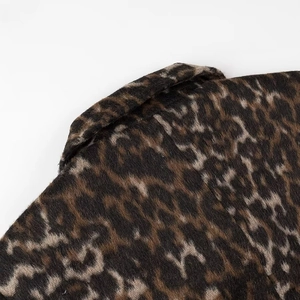 Dettaglio ravvicinato del colletto leopardato su una giacca in ecopelliccia spessa