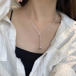 Close-up of 925 silver necklace with spherical pendant and Y-shaped拼接 chain design