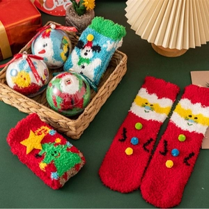 Chaussettes de Noël en polaire corail douces rouges et vertes présentées en coffret cadeau
