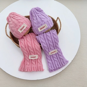 Detail der Strickmütze und Schal-Set mit EIGHT-Label in Rosa- und Lilatönen