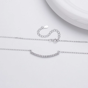 Détail du collier sourire en argent S925 avec zircons et petit pendentif coeur gravé 925