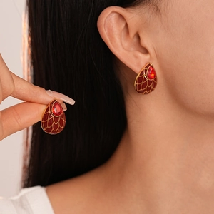 Boucles d'oreilles vintage goutte d'eau rouge avec bordure dorée et pierre texturée