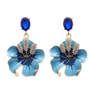 Orecchini pendenti a fiore vintage in oro con petali blu e cristalli lucenti