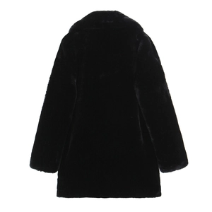 Vue arrière du manteau noir en fausse fourrure avec texture épaisse et manches longues