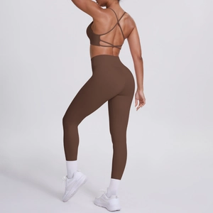 Détail de la brassière croisée et du legging taille haute en tissu mat café expresso