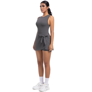Dettaglio di un vestito da tennis grigio scuro con fiocco in vita e pantaloncini
