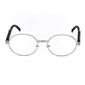 Detalle de gafas de sol ovaladas de metal plateado con varillas elegantes efecto madera