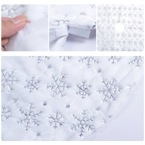 Détail du tapis de sapin de Noël blanc en peluche avec flocons pailletés et fermeture velcro